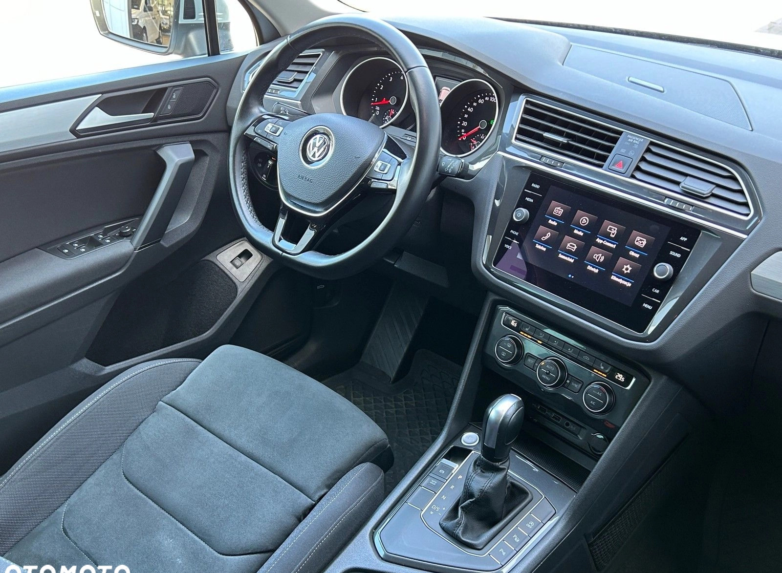 Volkswagen Tiguan cena 116900 przebieg: 51588, rok produkcji 2020 z Brodnica małe 781